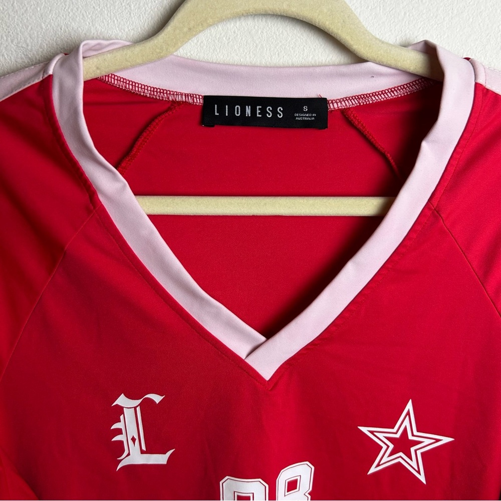 Lioness Red and White V‑Neck Jersey Top - Picture 6 of 11